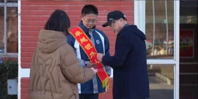 后续来了！网友表示：这嘉奖是不是低了开元棋牌试玩地震中高中生背起同学逃生(图2)