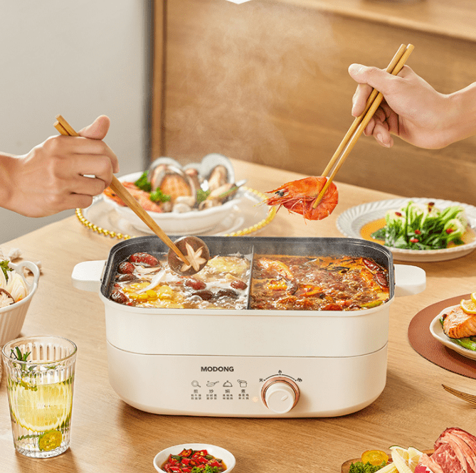 足！45L黄金容量旋钮控温涮炒煎炖焖蒸也能轻松搞定！开元棋牌自带鸳鸯锅的分体式电火锅清汤党和麻辣党都满(图3)