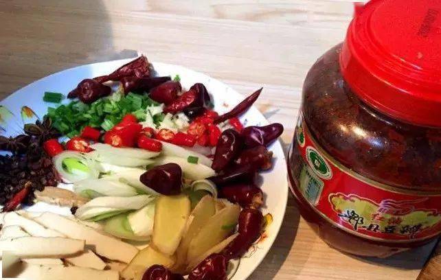 味十足做法简单好吃又过瘾！开元棋牌网站自制麻辣烫！香(图1)